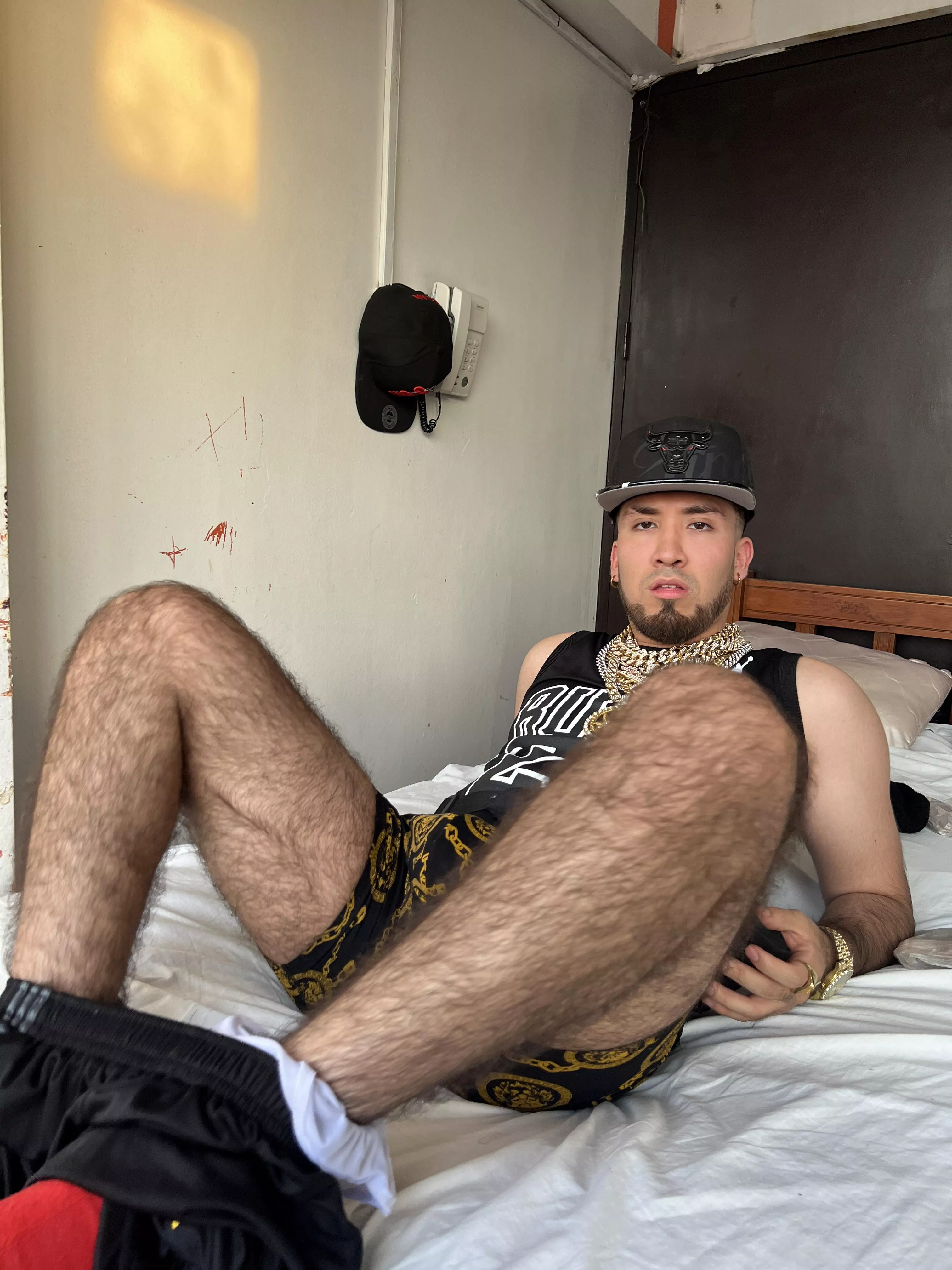 Look at these hairy legs haha I’ll be your new fetish bitch