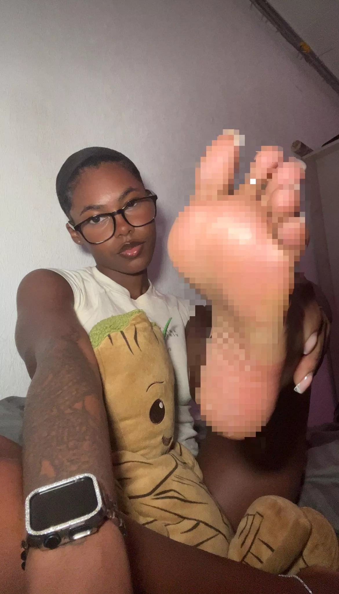 look at you making a mess over my feet 😂 what a loser