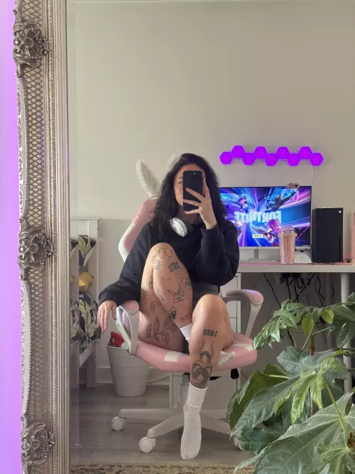 LoserGamerGal over on Twitch! New Fortnite season :)