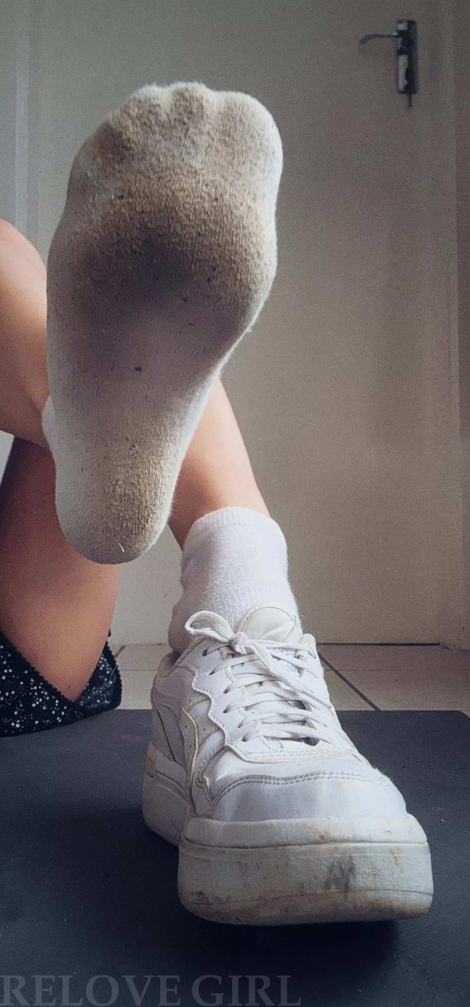 Scrunch my dirty gym sockies in your face!🥹🙈🩷 [F22]