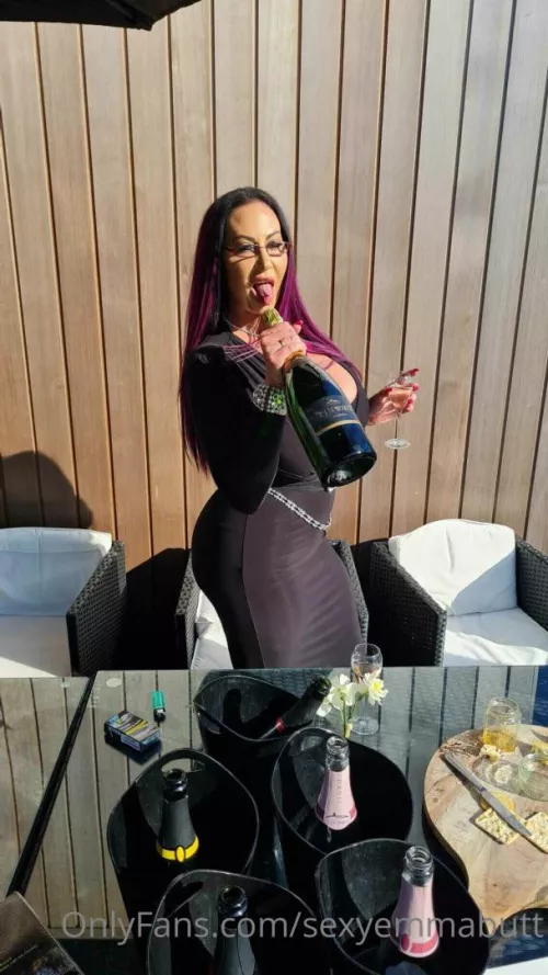 This ugly whore is only build to fuck