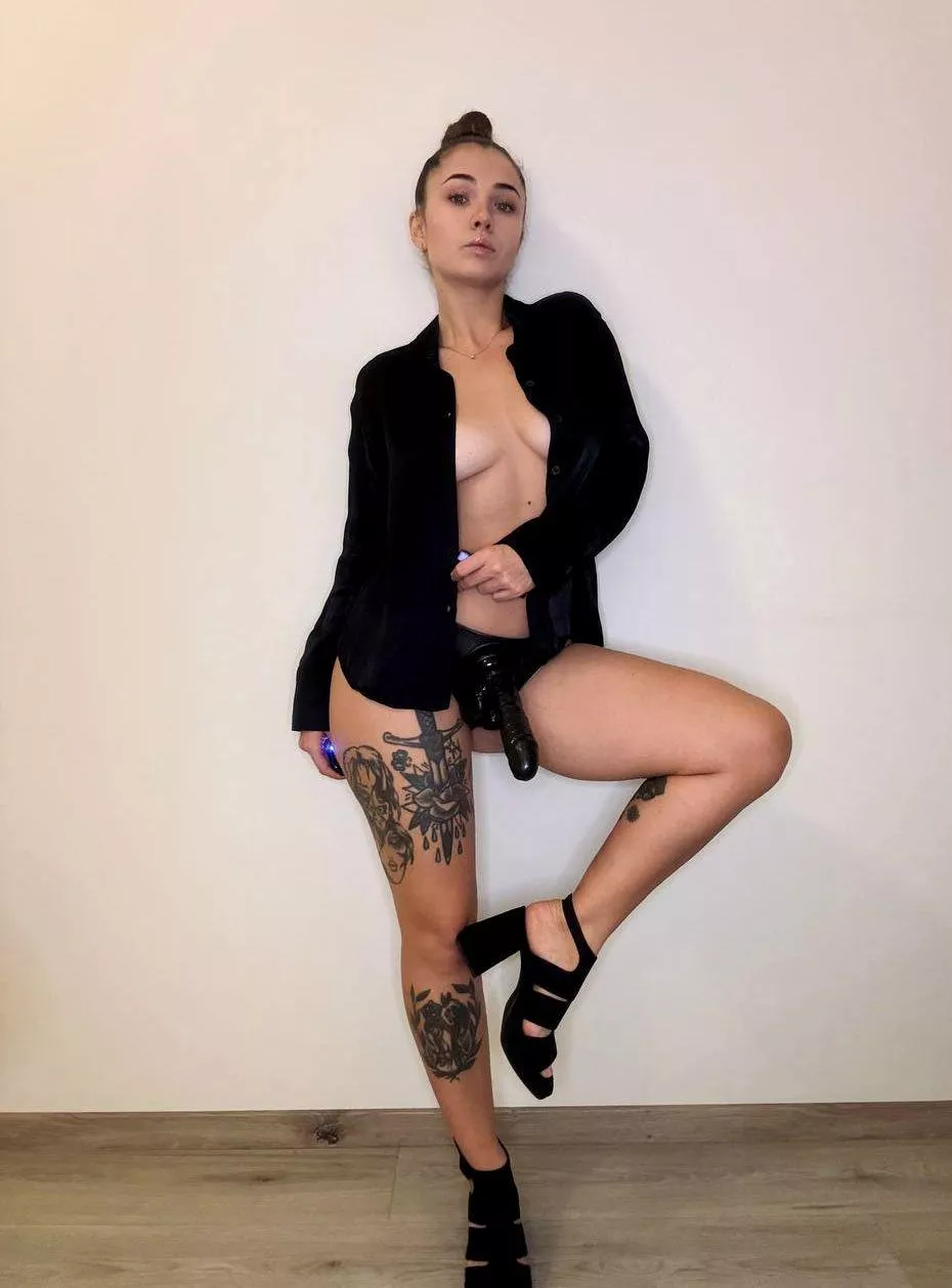 Who is really the slut here ? Say me , dont be shy ! 