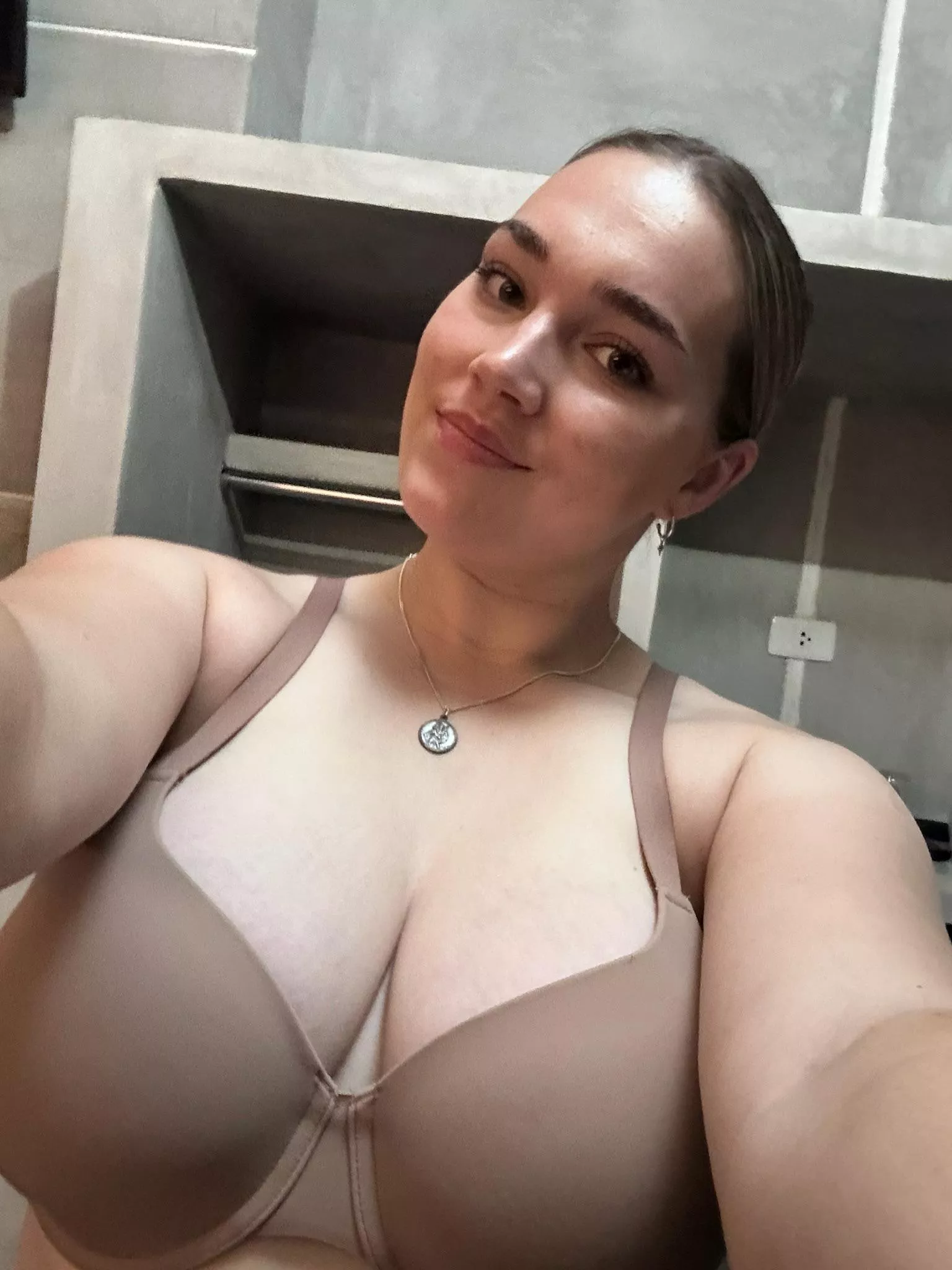 19 [F4FM][Newark] Any couple willing to play with me to help me move on after a rough breakup and got cheated on, hmu!