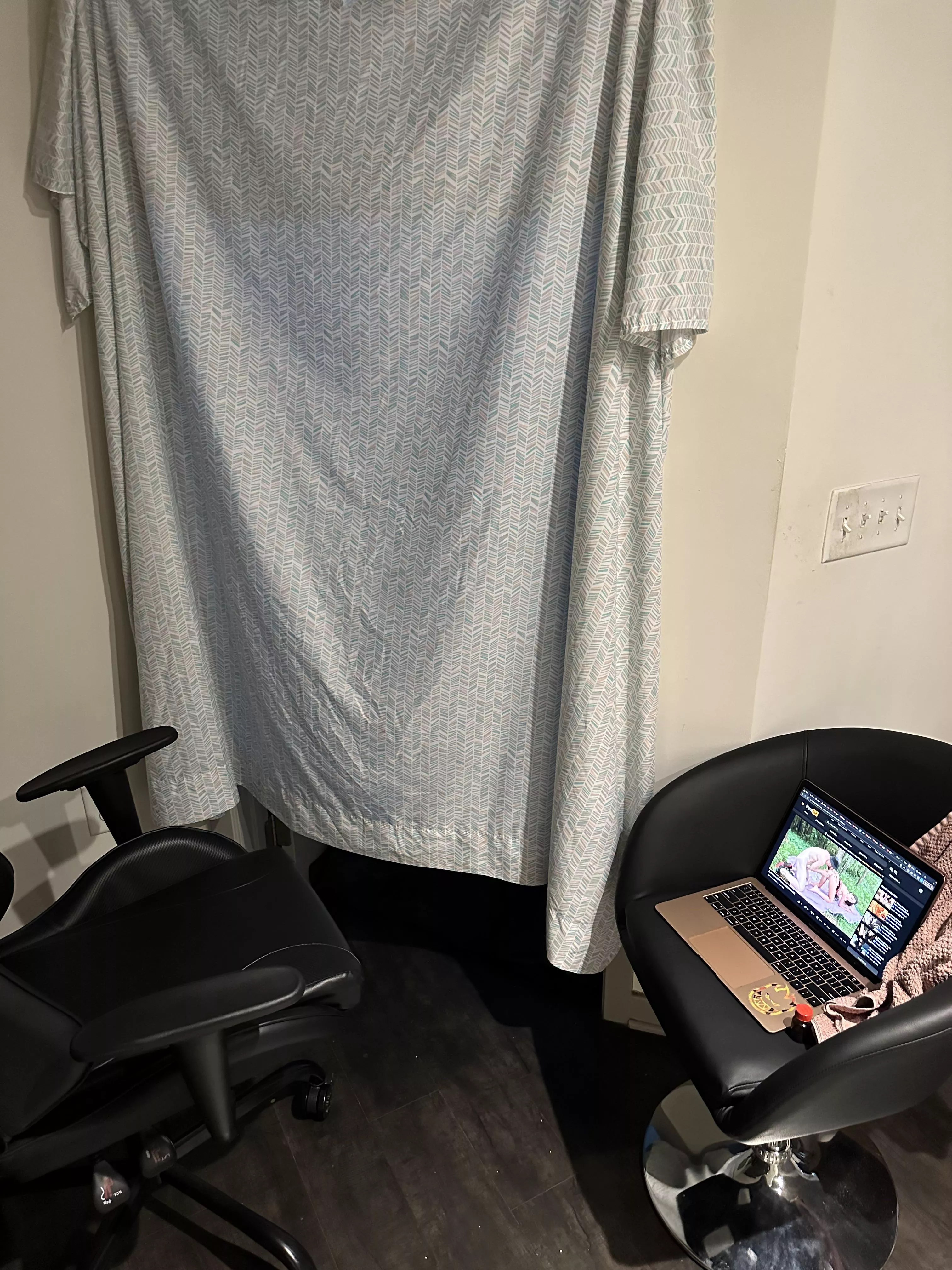 27 Raleigh City, North Carolina Gh open all day and night today.. Can do stand up or sit down GH, just let me know what you prefer. Just slide under the curtain, kick back and let me do the rest of the work. Willing to edge and blow for however long you 