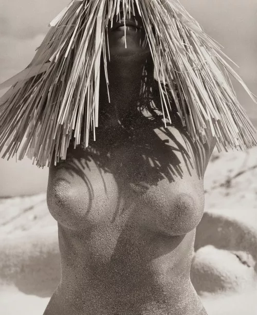 Cindy Crawford by Herb Ritts - Women with straw hat. 1988