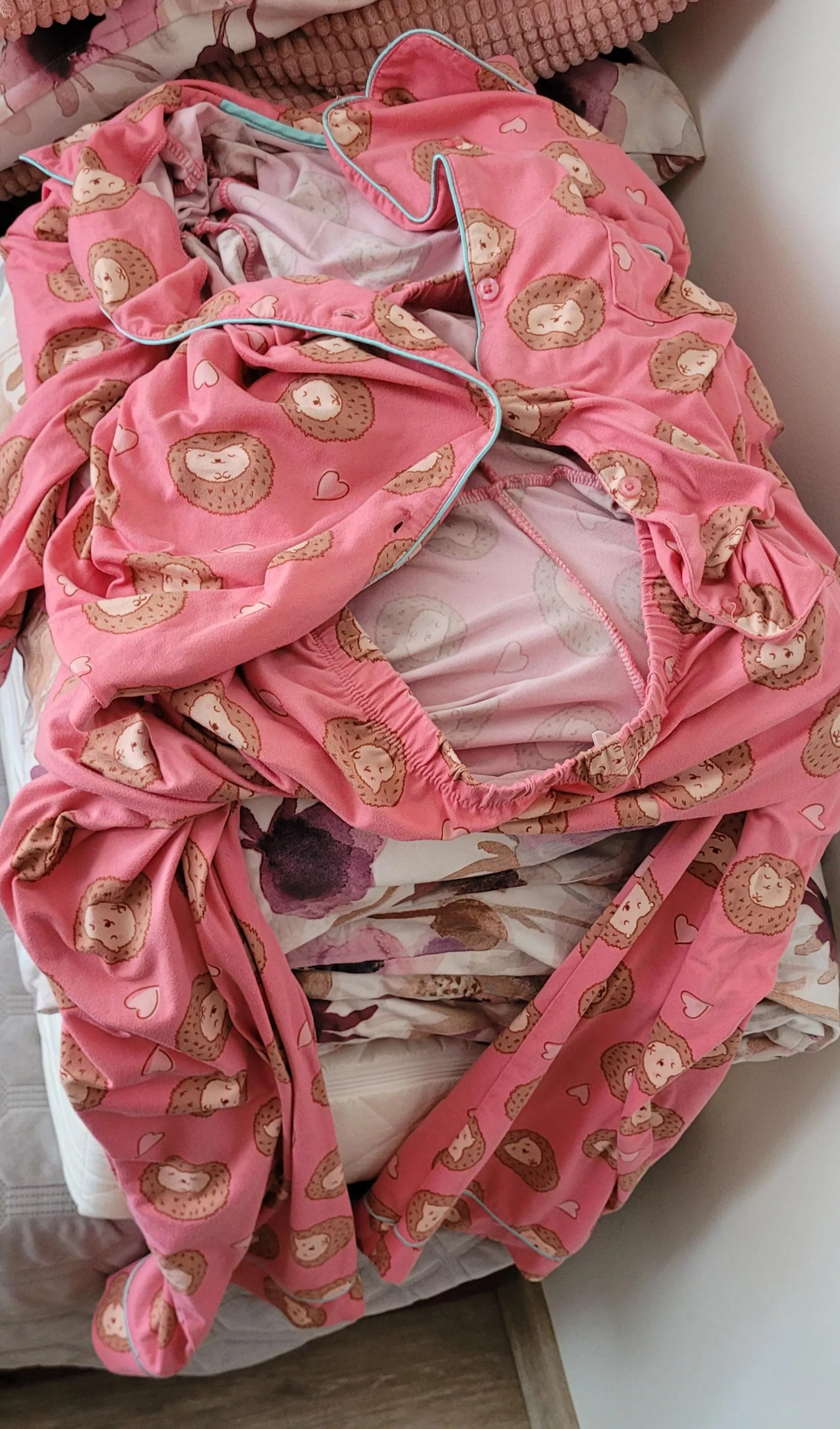 Do you like masturbating with your friends' pajamas like me?🦔🧸🎈