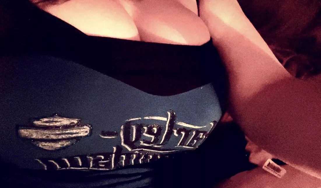 Does anyone else where bras with tube tops!!🖤