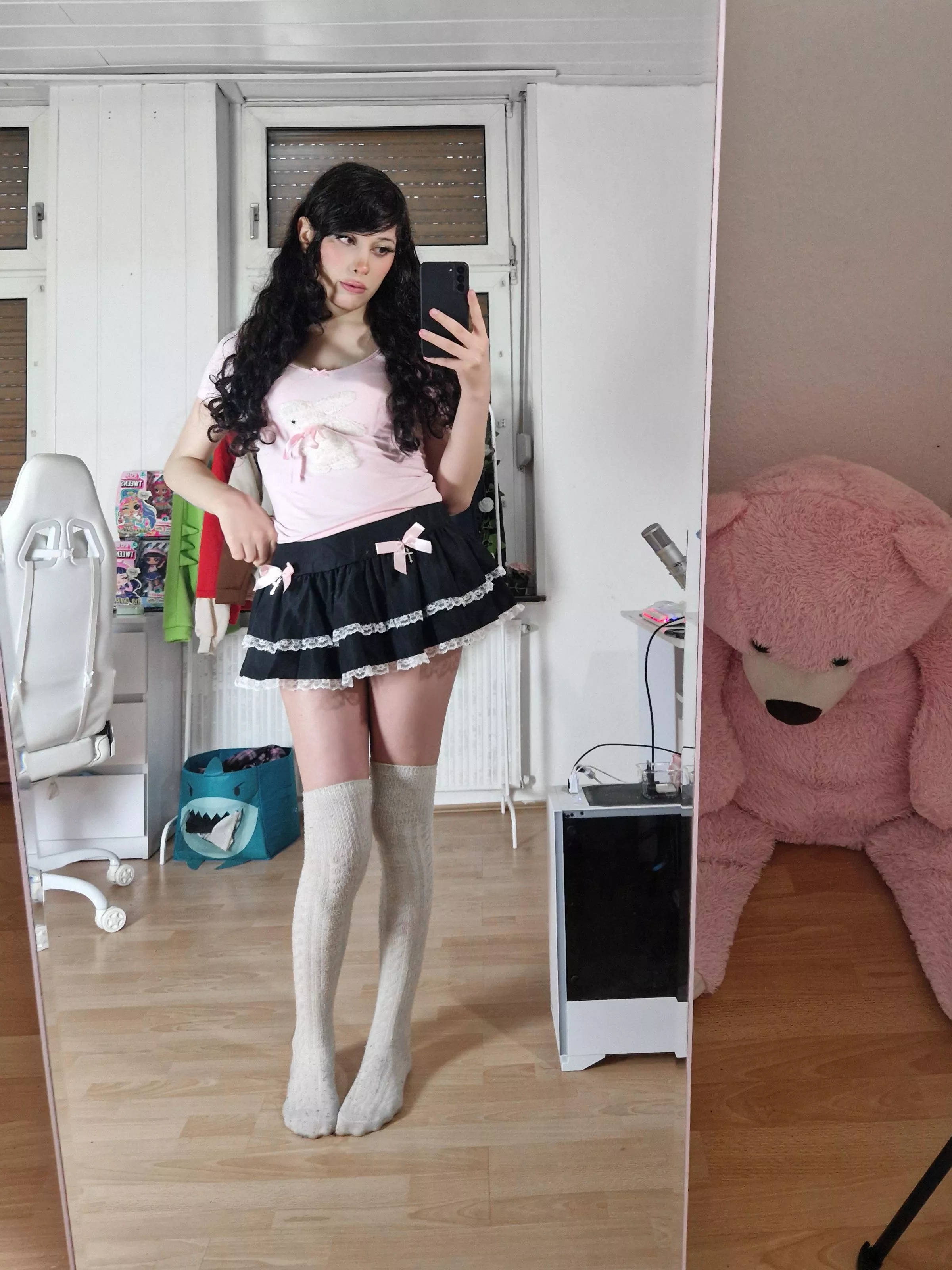 does anyone think I’m good looking? >.<