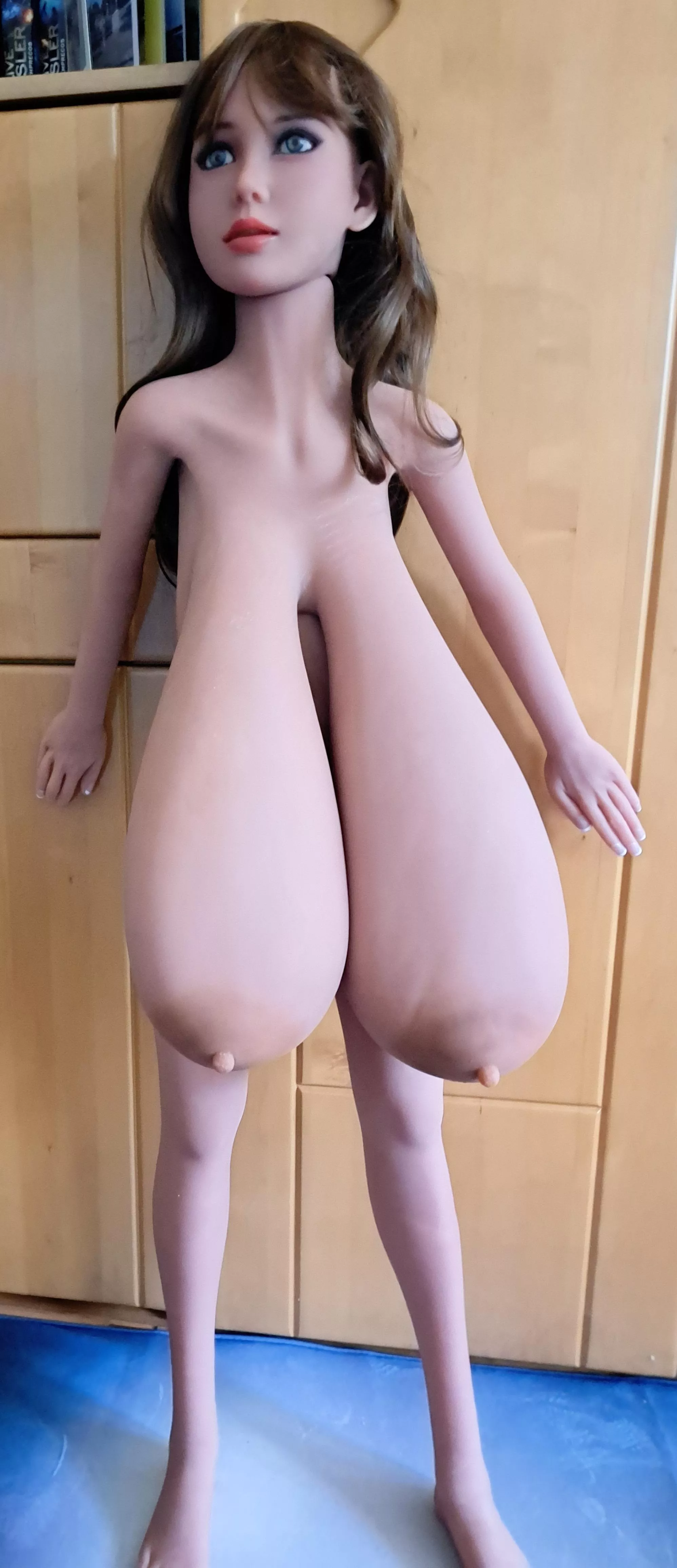 Hello, can anyone give me a tip on how and what I can dress my 132cm doll in so that it doesn't look like a sack?