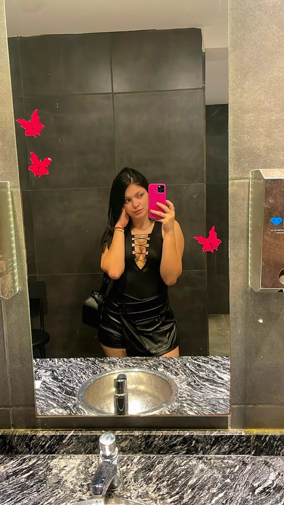 Hey there! New in Txs, please don't send any weird stuff to my DMs just introduce yourself