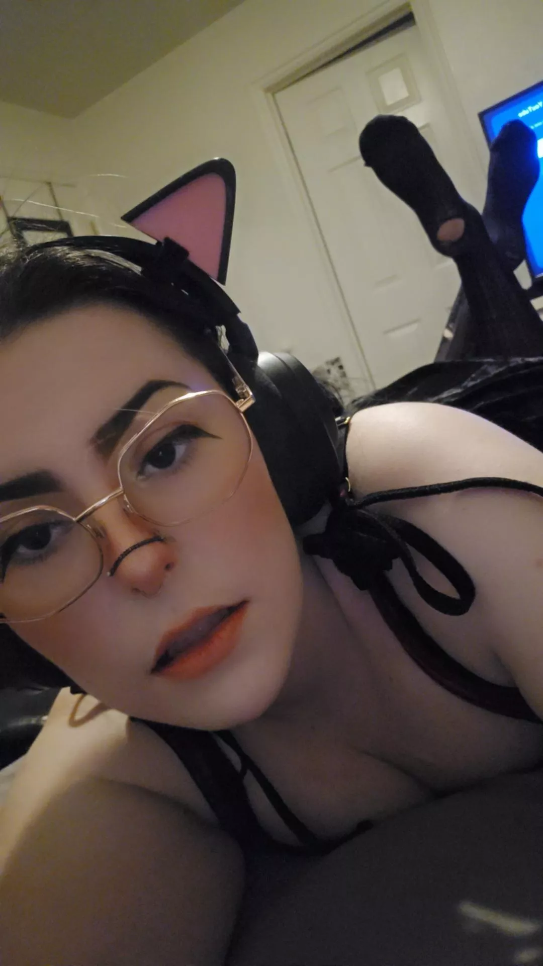 Heya my name is Gabby, goth pawg available for sexting sessions, live calls, rates, and more. Menus pinned in profile. 