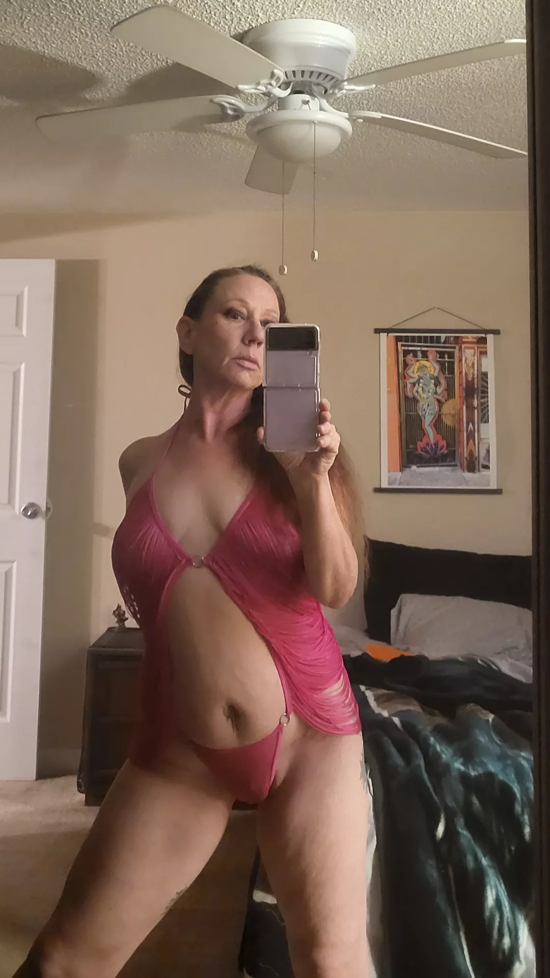 Hourglass curvy milf