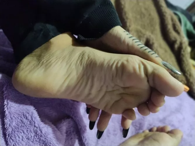 I know you know how good it feels to run your tongue along my fragrant wrinkles.