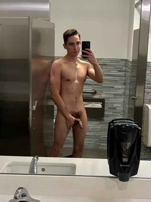 I love to show off naked! 