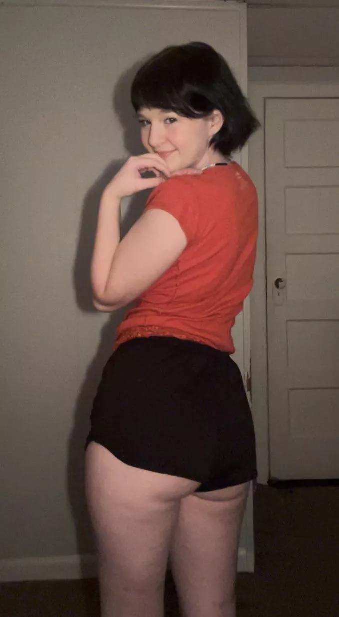 I’m small but curvy☺️