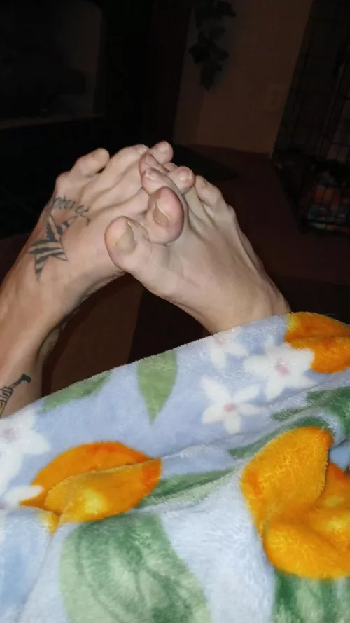 Isn't it adorable when my feet hold tingers? 😂🤤❤️