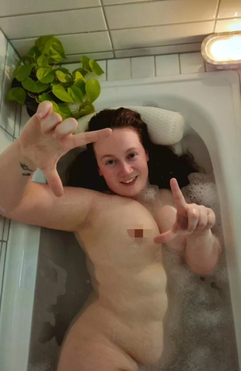 Just a wet brunette 💦😘