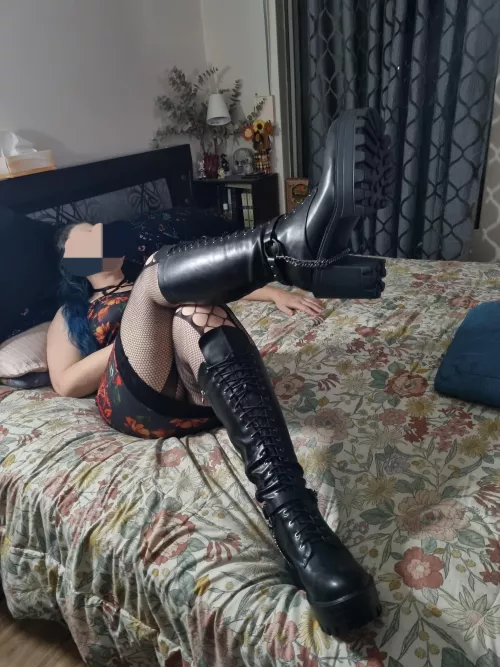 Kneel before your Domme Mommy (MF)