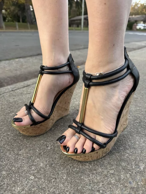 Look so good with black pedi 🖤 Do you like too? 😉