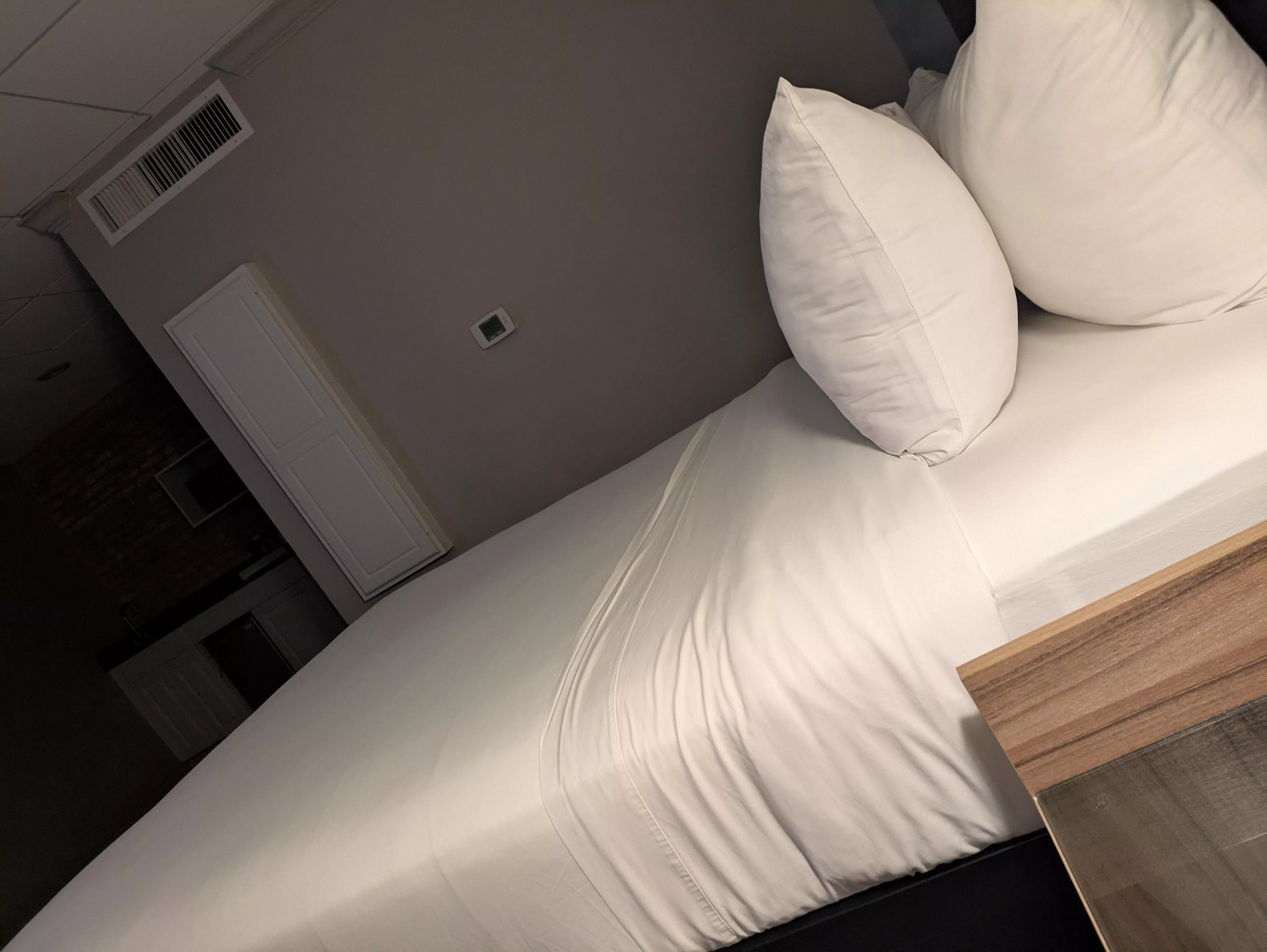 [m] In SA for the morning at the Riverwalk Plaza. Would love some female company.