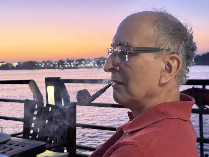 My Father Smoking Peterson My Mixture 965 in His Davidoff Apple (Luxor, Egypt)
