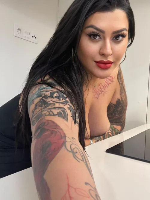 Pull on my hair while I'm taking your cock doggy style 
