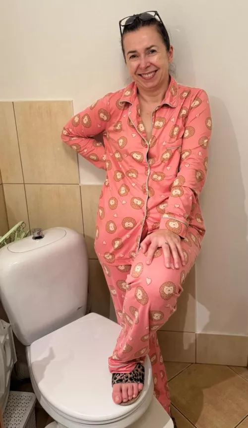 she laughed when I said that I would fuck her hard right now in her pajamas on the toilet🦔🎈