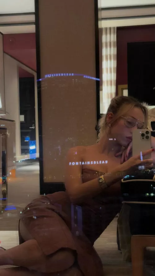 Super sexy con esos lentes y vestido