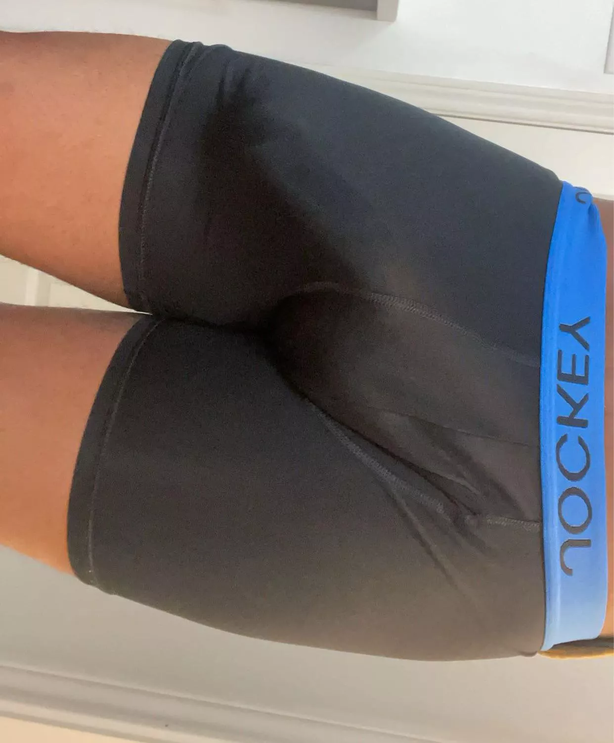 19 year old college student looking for his first Reddit hookup! DM open! Females and Couples only!