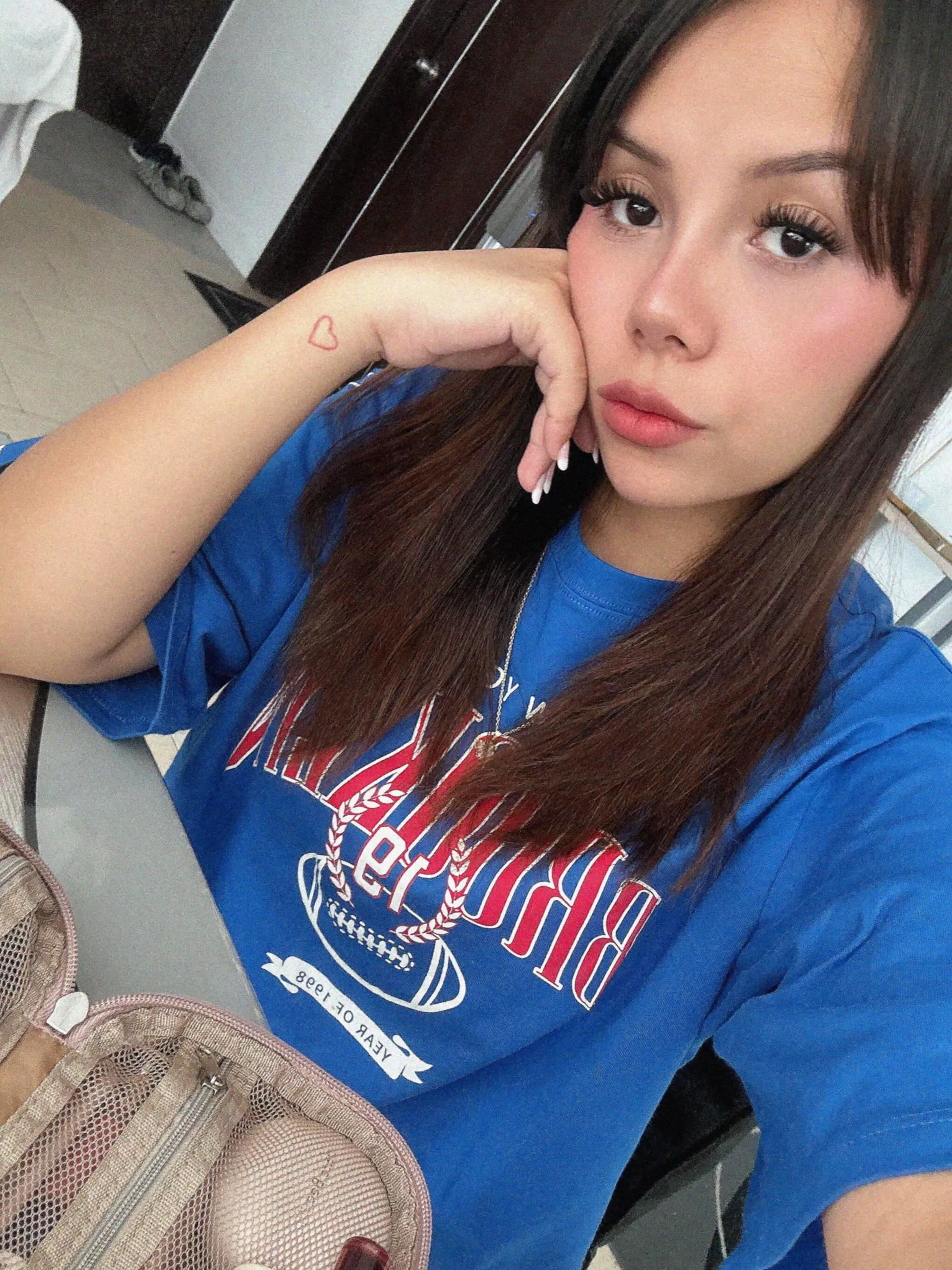 19F feeling flirty and I think you might be vibing the same