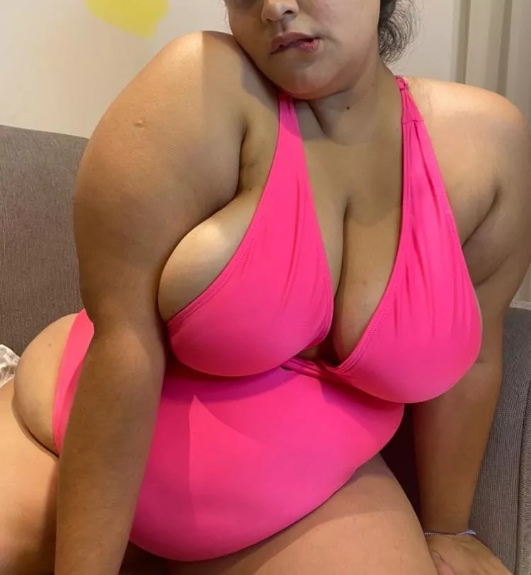 Curvy and pretty in pink