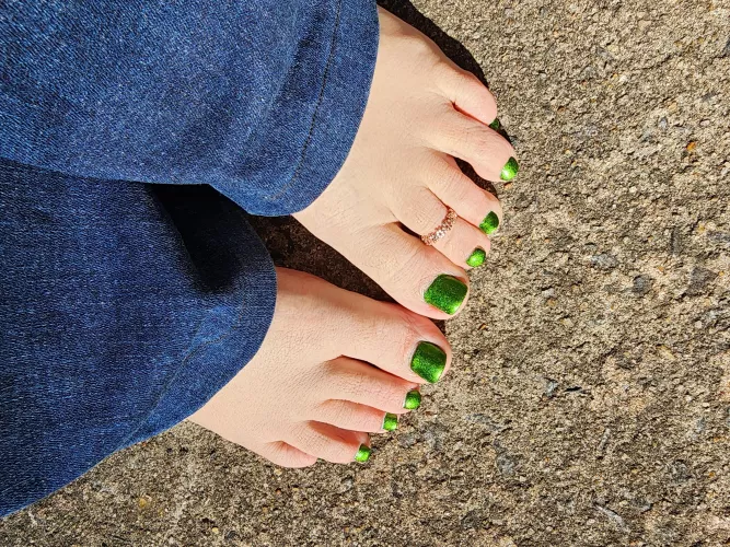 Cute little green toes peeking out 😄