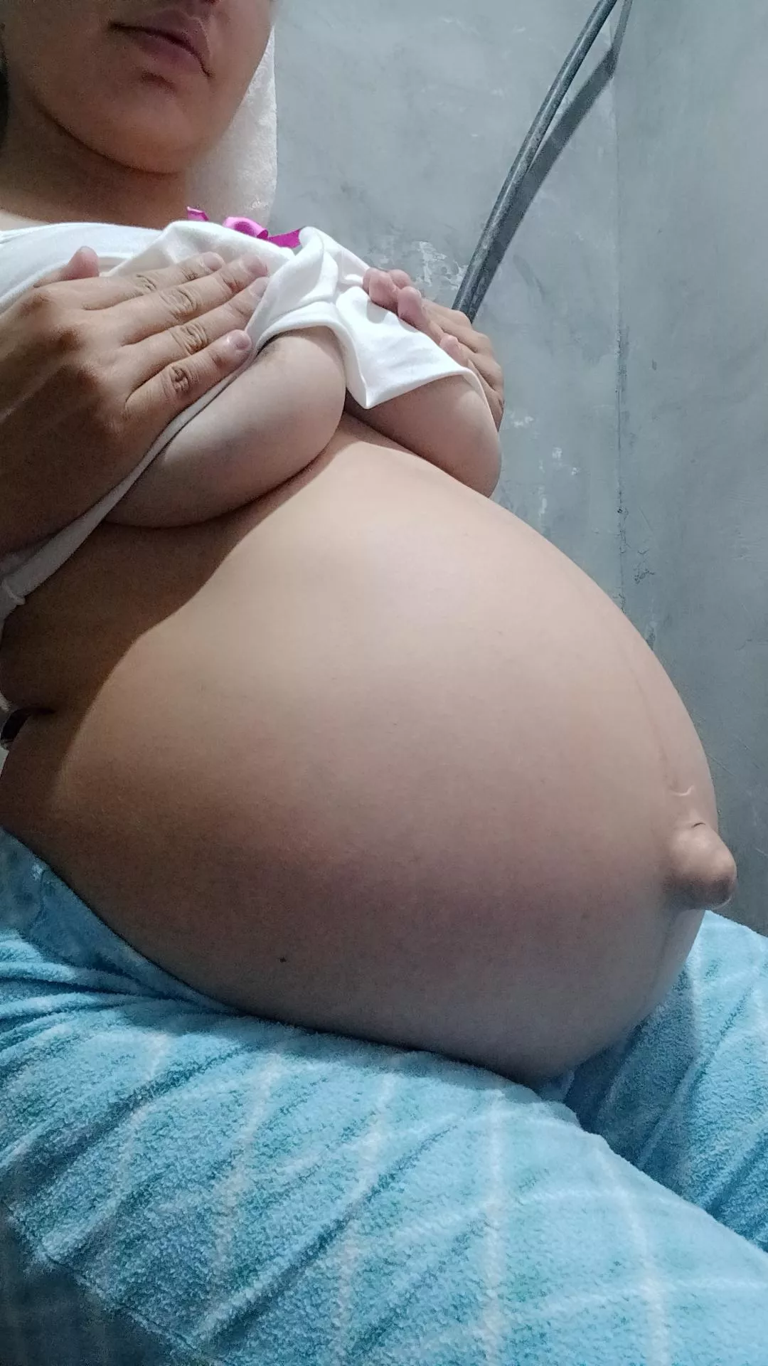 Hi love, I'm available for whatever you're looking for without any limits. Very sexy, horny and pregnant. My belly is huge for you.