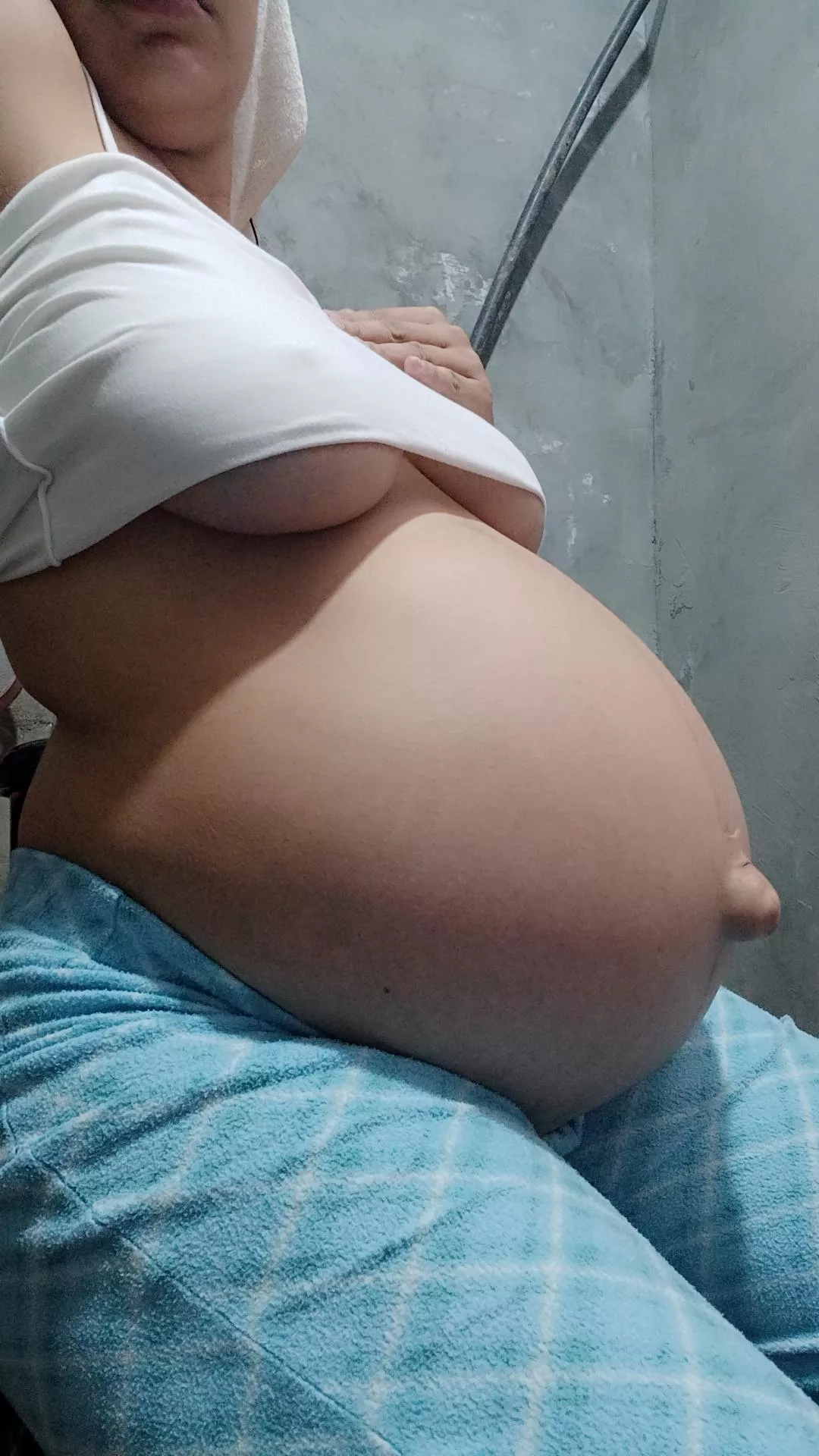 Hi love, I'm here, you have a pregnant girl available and without limits for everything you need, love.