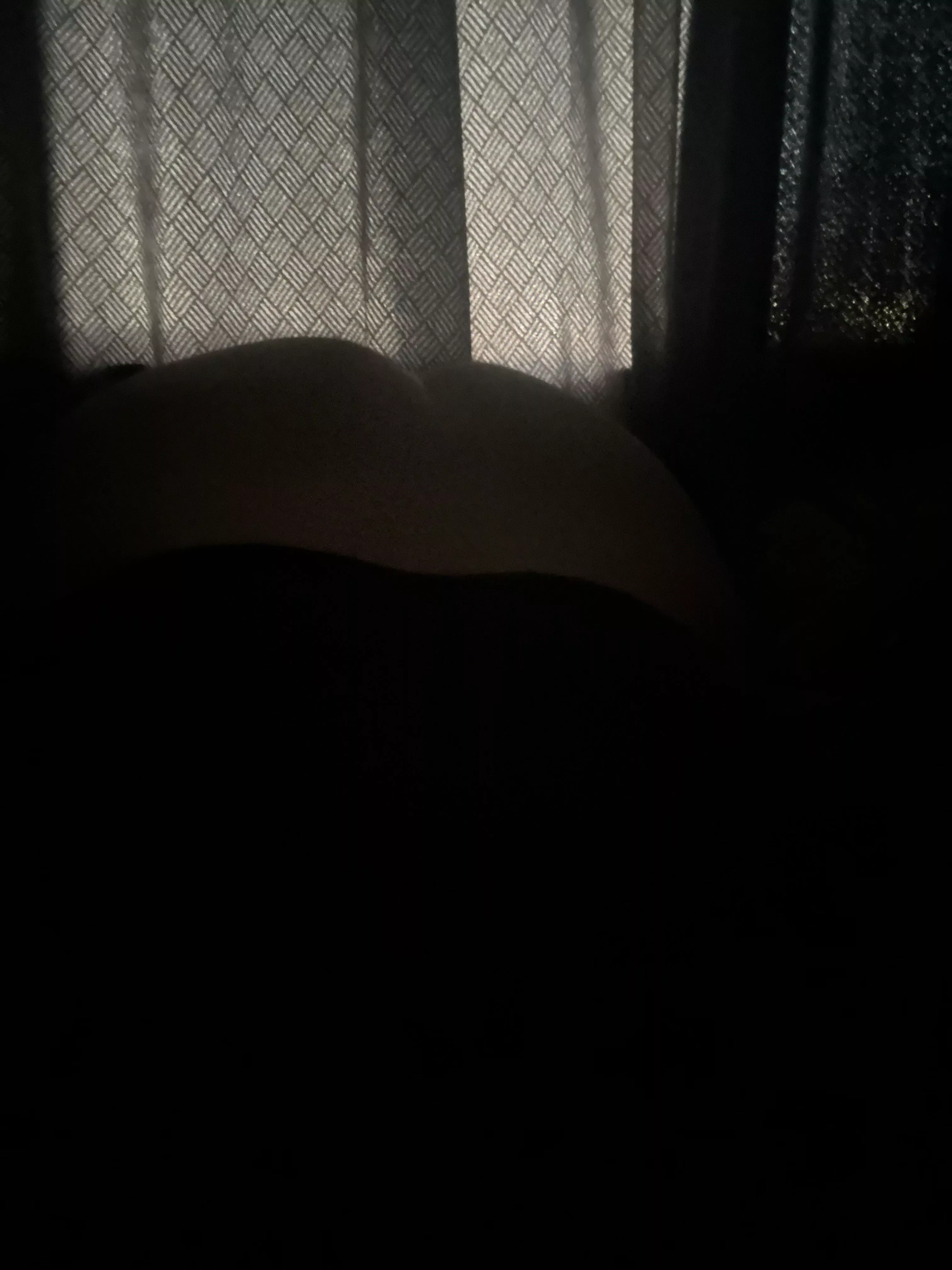 HMU bottom looking for big dick top that can host me dm me for more pics 