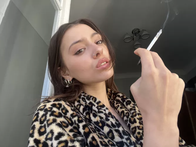 My pale body wants you to come to me from work