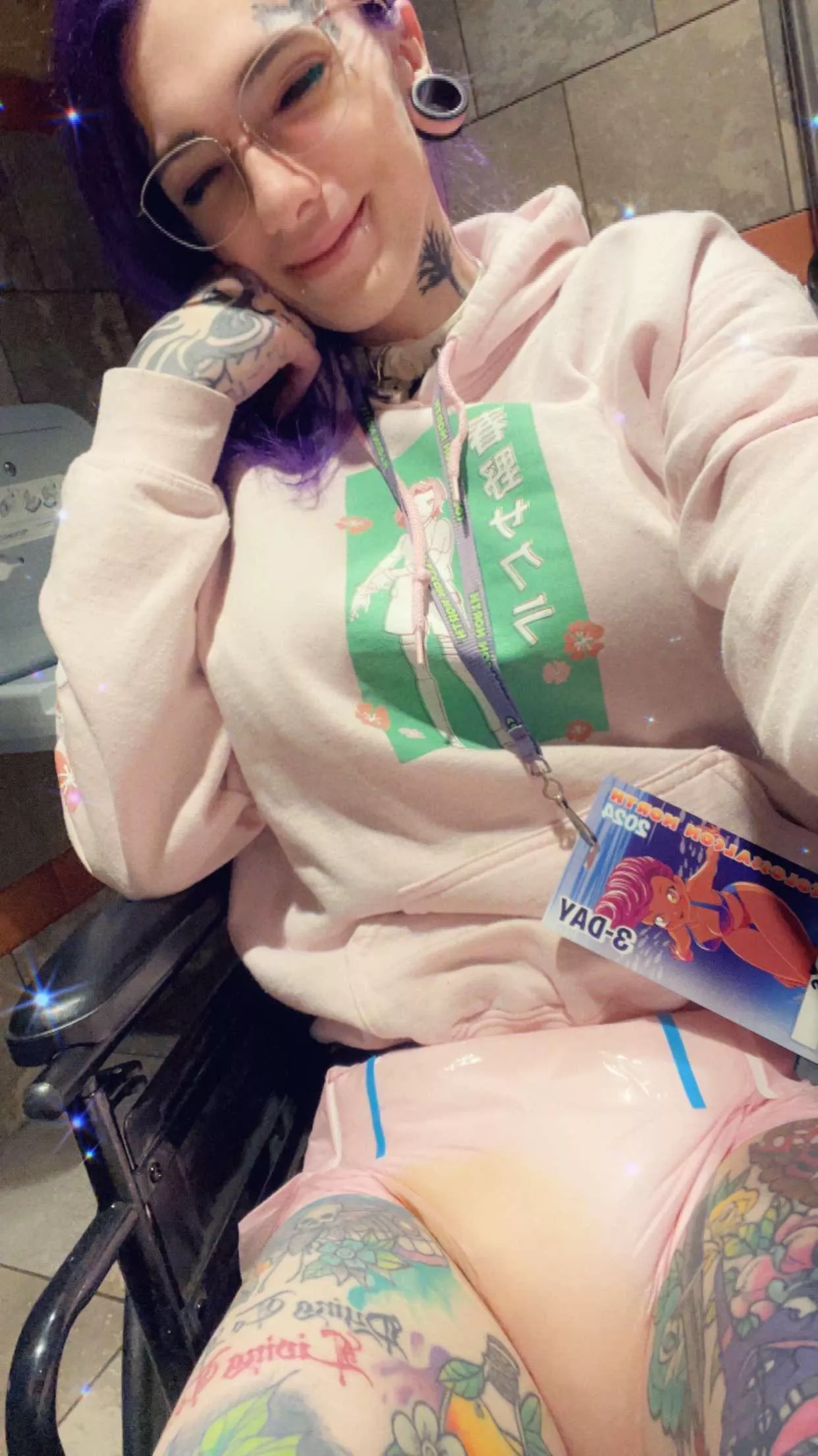 Nothing better than being wheeled around while slowing filling my diapee at my favorite convention 💕✨