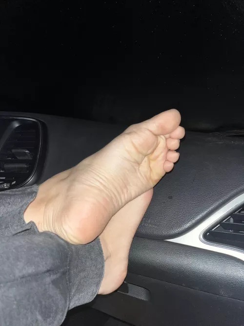 [oc] don’t let my feet distract you 😩