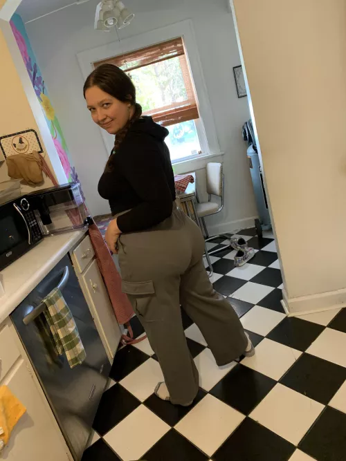 This big booty shows panty lines even in the thickest sweats 