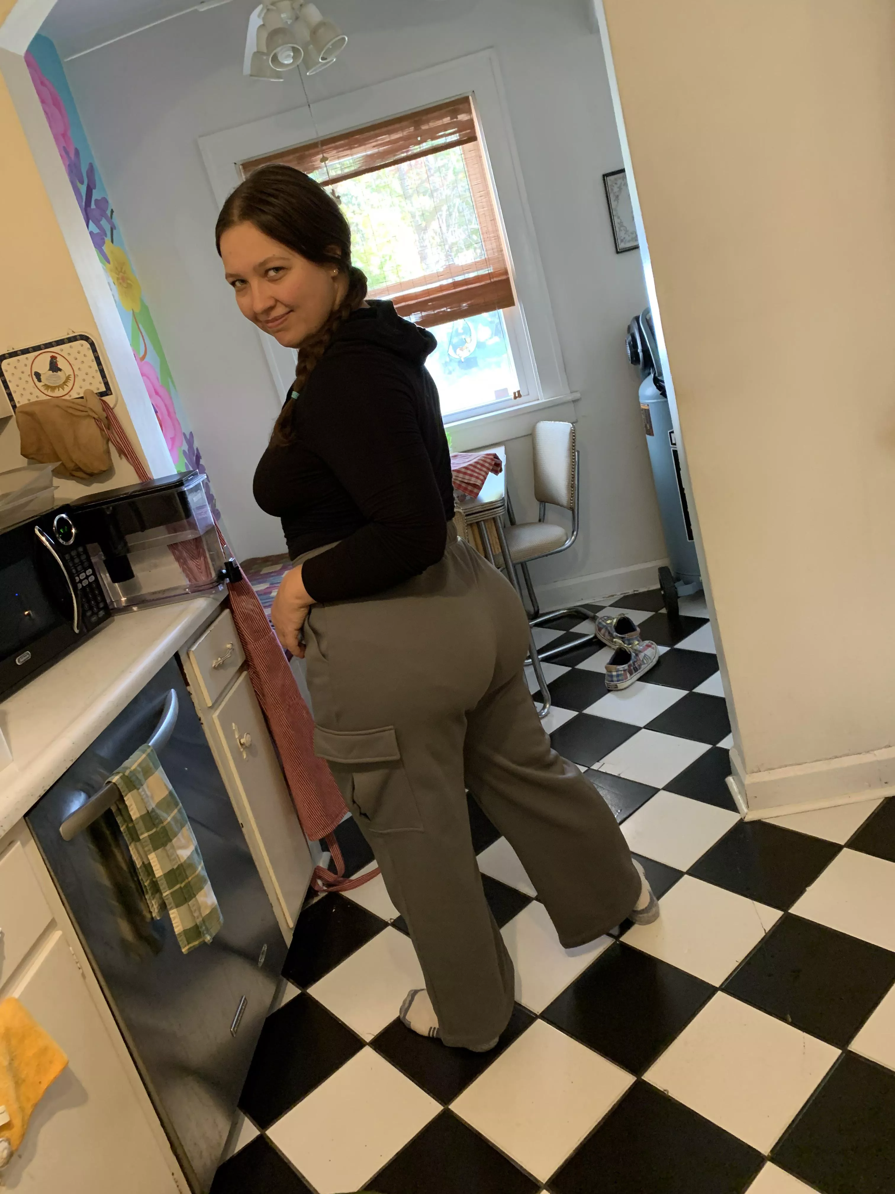 This big booty shows panty lines even in the thickest sweats 