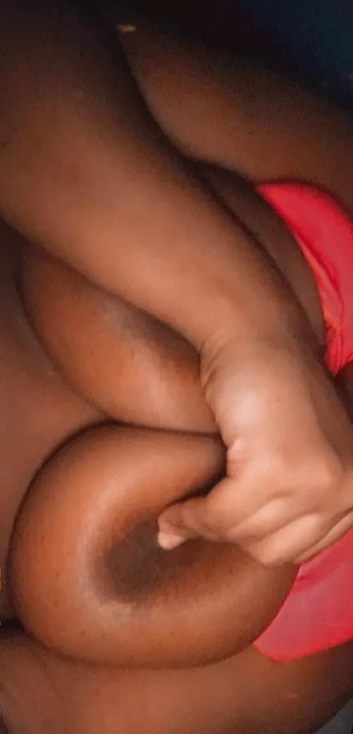 Who doesn’t love some ebony tittys?