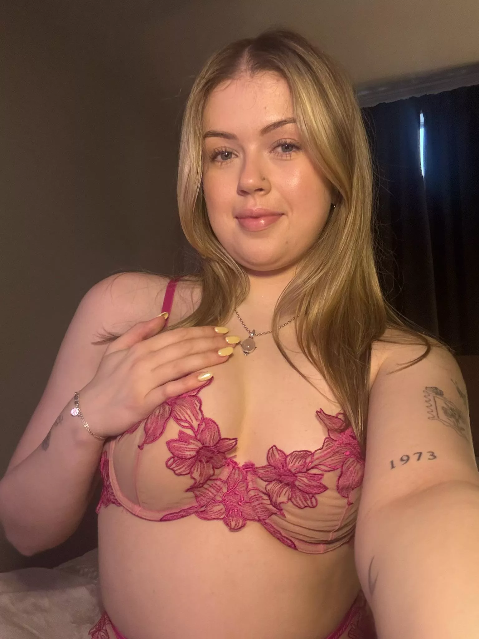 18 [F4MF], in NC soon! Any couples looking for a third? Must be okay to try my kinks and can teach me a thing or two!!