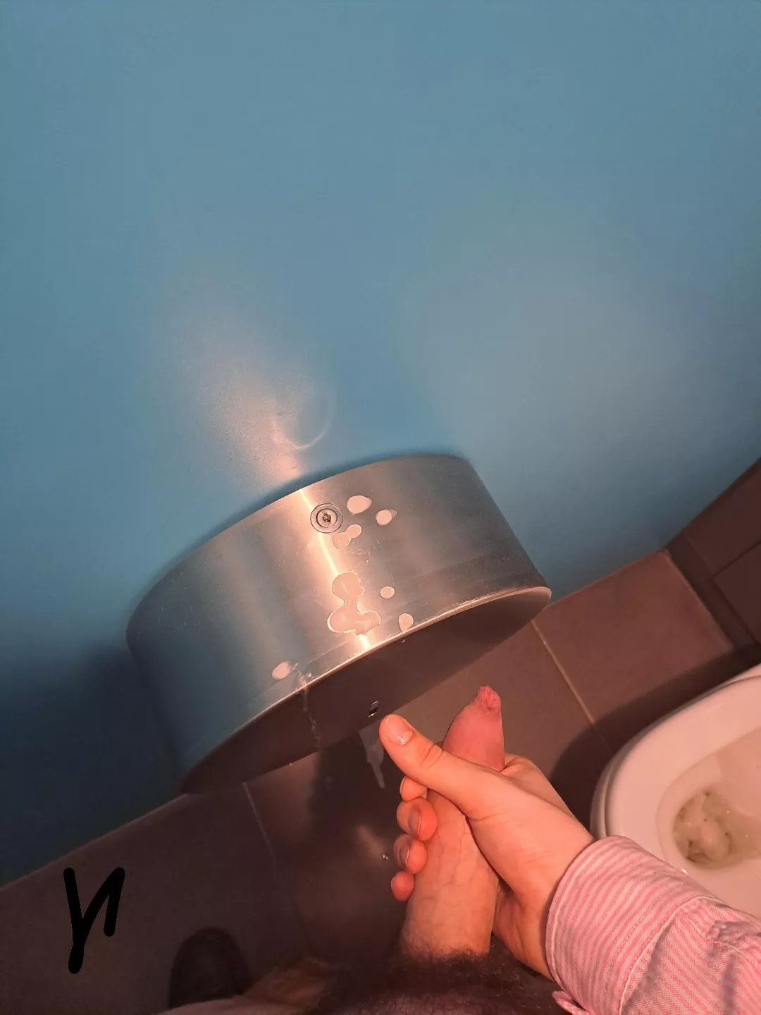 [19] Teen Lad tagging his uni toilet. Message me ;)