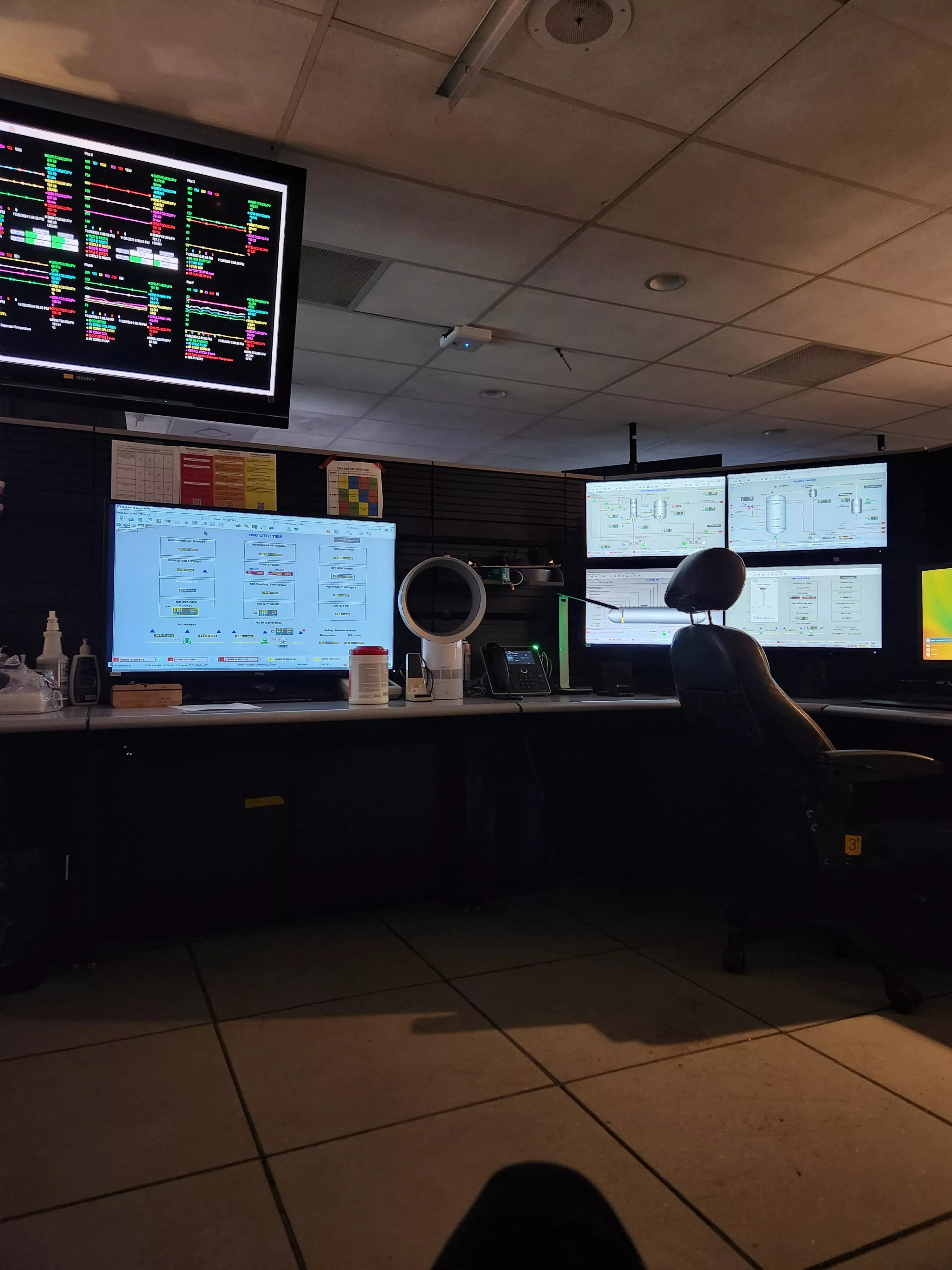 [38] M4F Stuck at work till 5am hmu, send some pics, let's see what we can get into