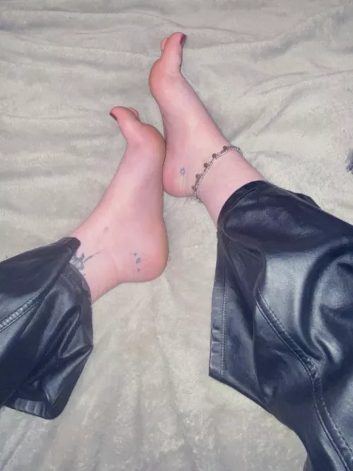 a beautiful Goddess like me deserves your entire world and full attention and admiration. Be a good boy for mommy yeah? Ruin yourself for me.. 