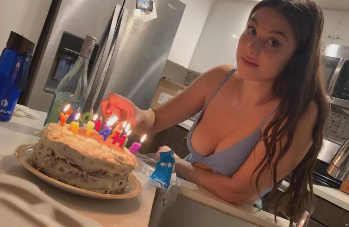 anyone wanna chat about kira? i also js wanna cum all over her tits and just put my cock in her pussy