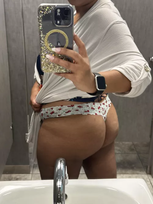 Bathroom break at work. Took a quick selfie. 🍑😈