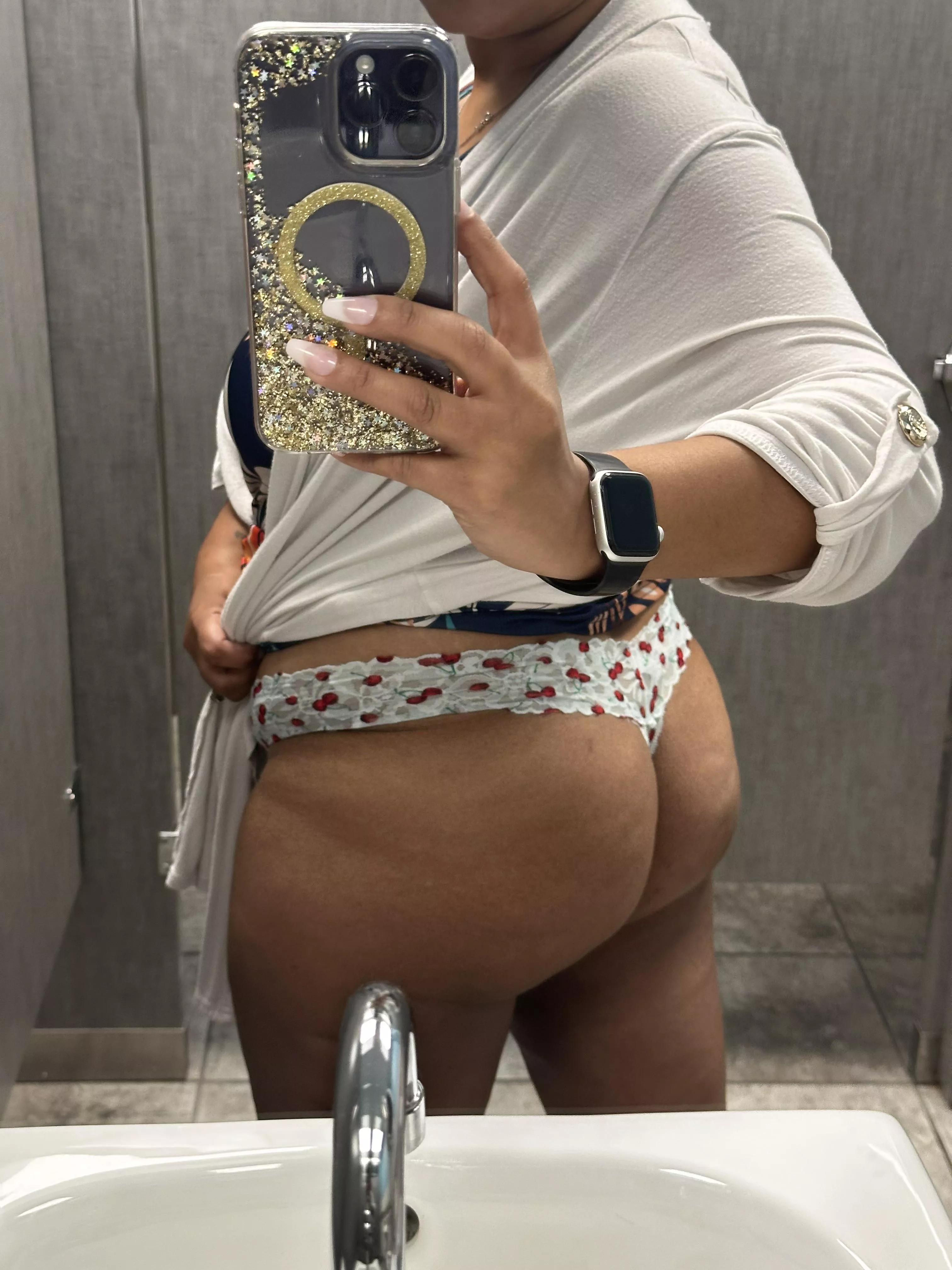 Bathroom break at work. Took a quick selfie. 🍑😈