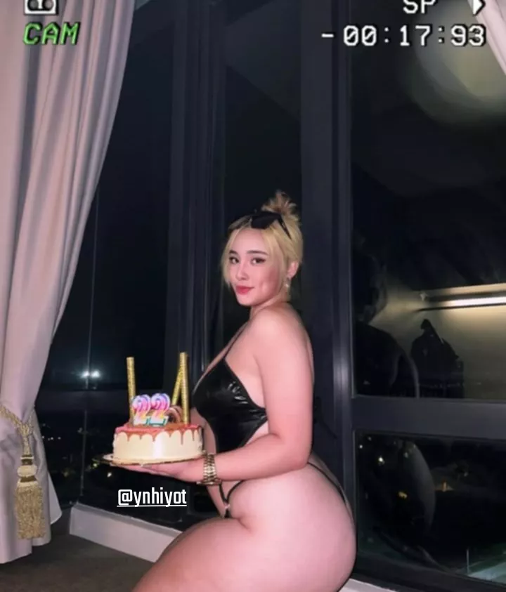 Can you taste the slice of my cake daddy?👉👌