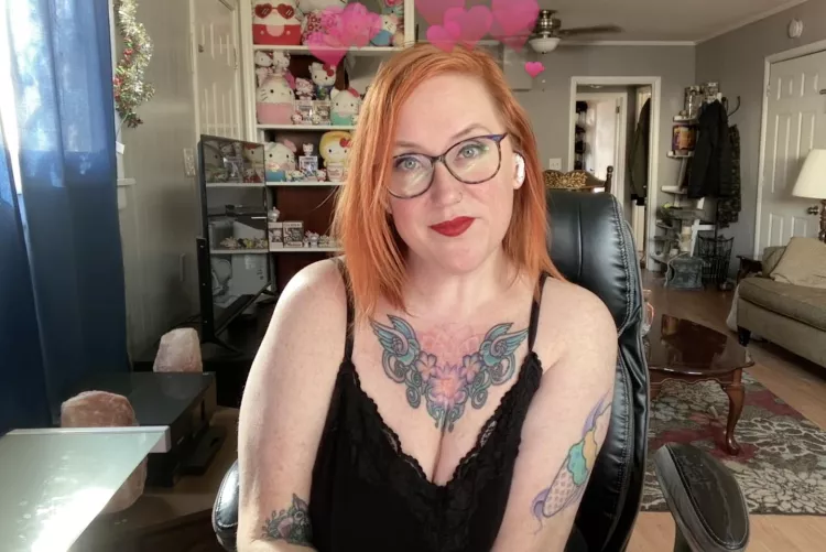 Come join me and my stump.  Let's make this Friday night a little hotter! Link in bio! 